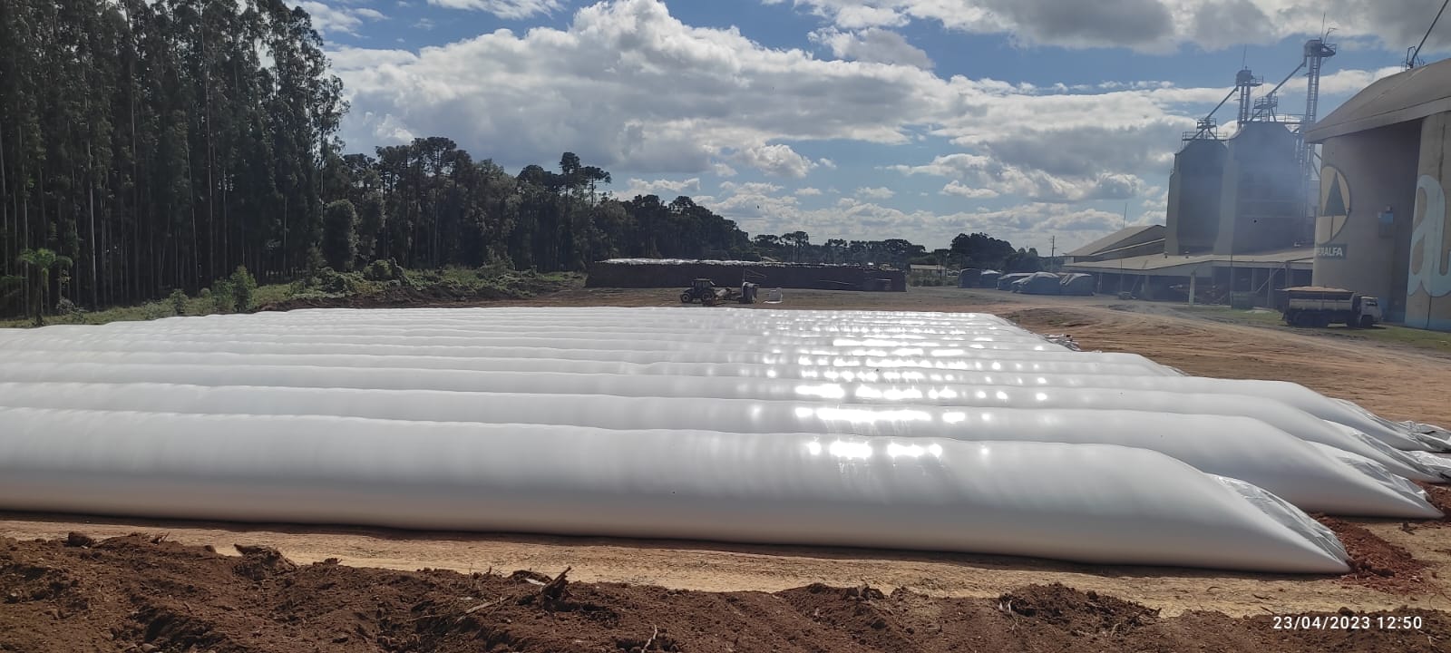 Silos-bolsa próximos a instalações agrícolas