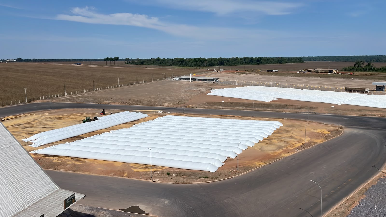 Vista aérea de fileiras de silos-bolsa em área de armazenagem agrícola