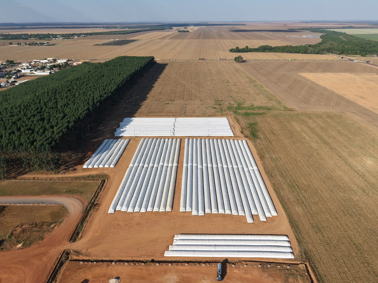 Vista aérea de silos-bolsa organizados em área rural