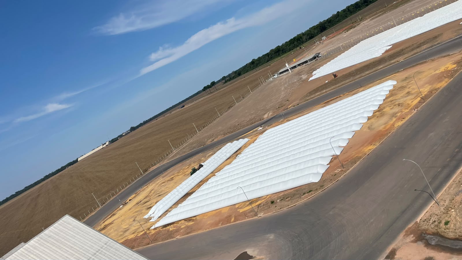 Vista aérea inclinada da área de armazenagem em silo-bolsa