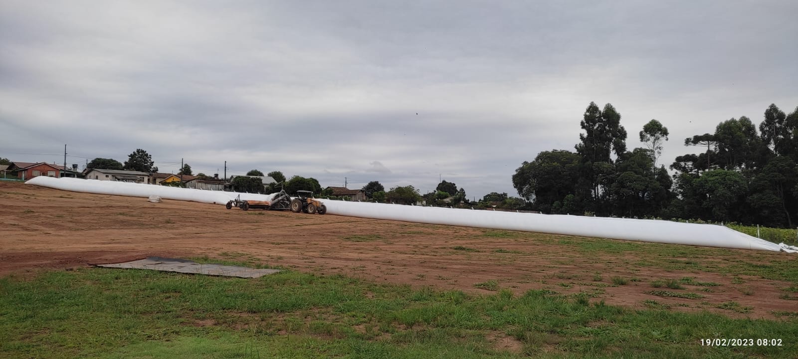 Trator com equipamentos trabalhando em operação agrícola