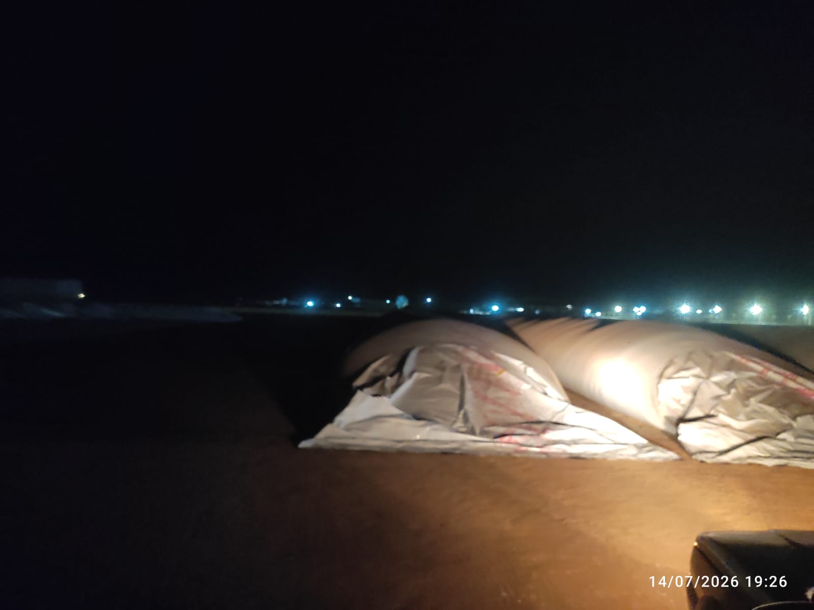 Estrutura de armazenagem agrícola durante a noite